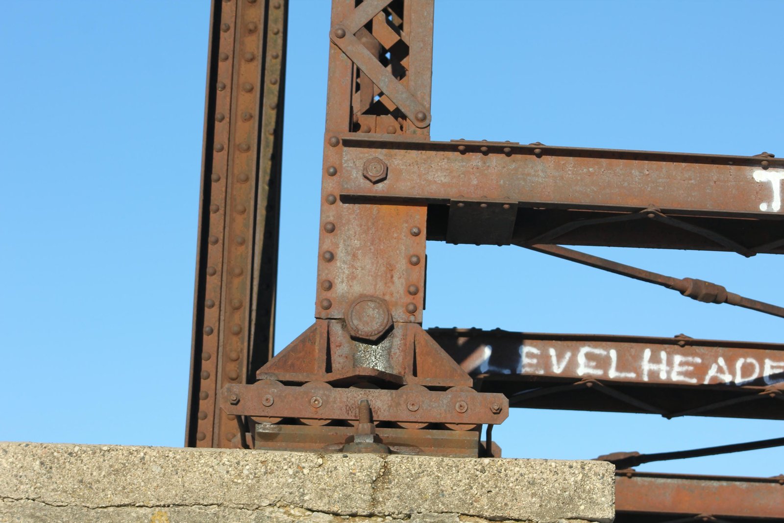 Lower angle connection